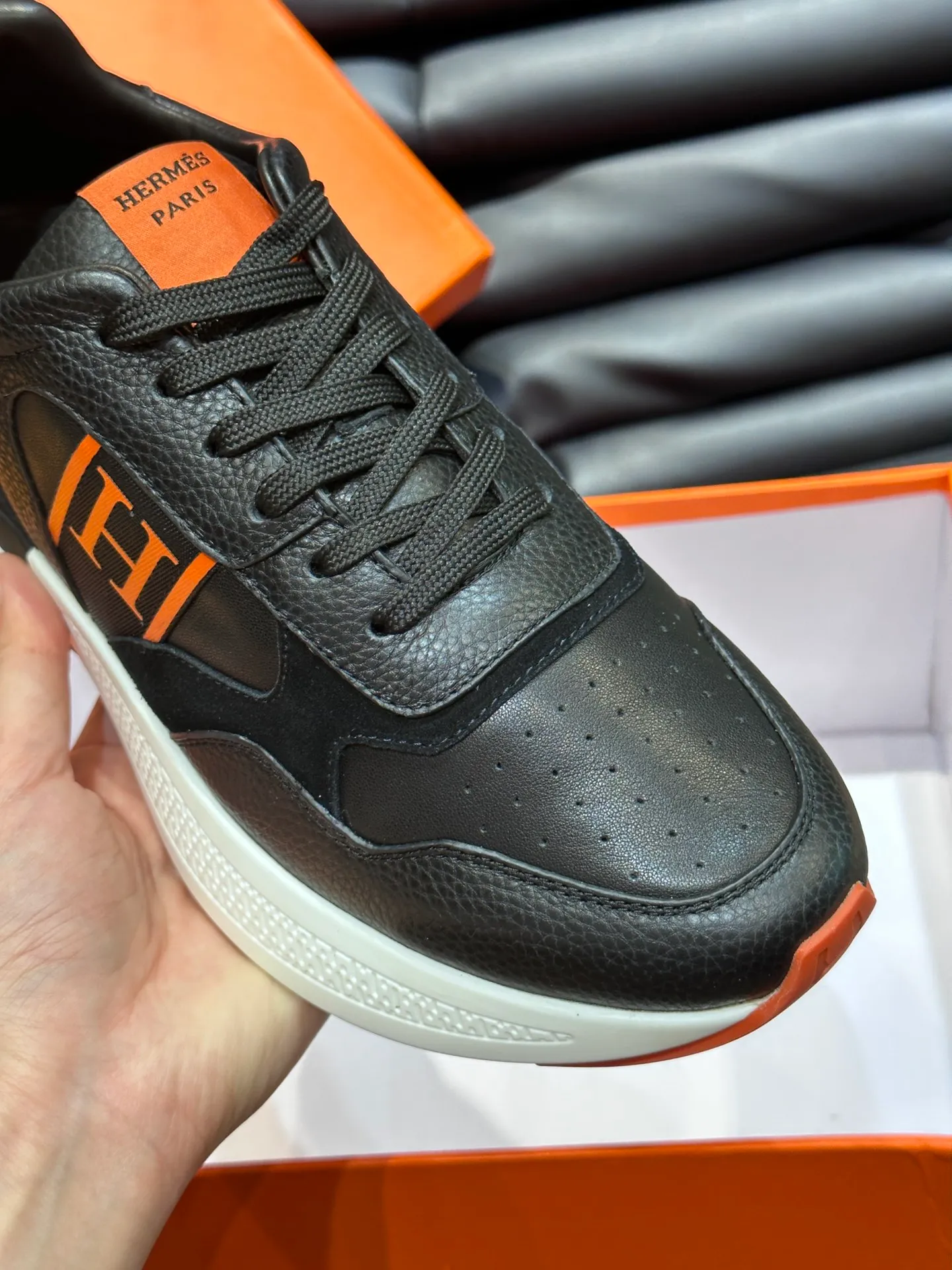 Factory price: 520💰HERMES/Hermes Hugo thick-soled sneakers are casual men's shoes. These sneakers are made of imported first-layer cowhide leather and breathable mesh design. The contrasting color design creates a dynamic and modern shape. The front end of the toe is decorated with natural-color rubber inlays, making it novel and fashionable. The texture is incomparable, with cowhide lining and cowhide foot pads, the upper foot is comfortable and breathable, and the rubber sole is decorated with geometric patterns and iconic "H" details. A very personal one! Size: 39-44 (customized at 38.45)